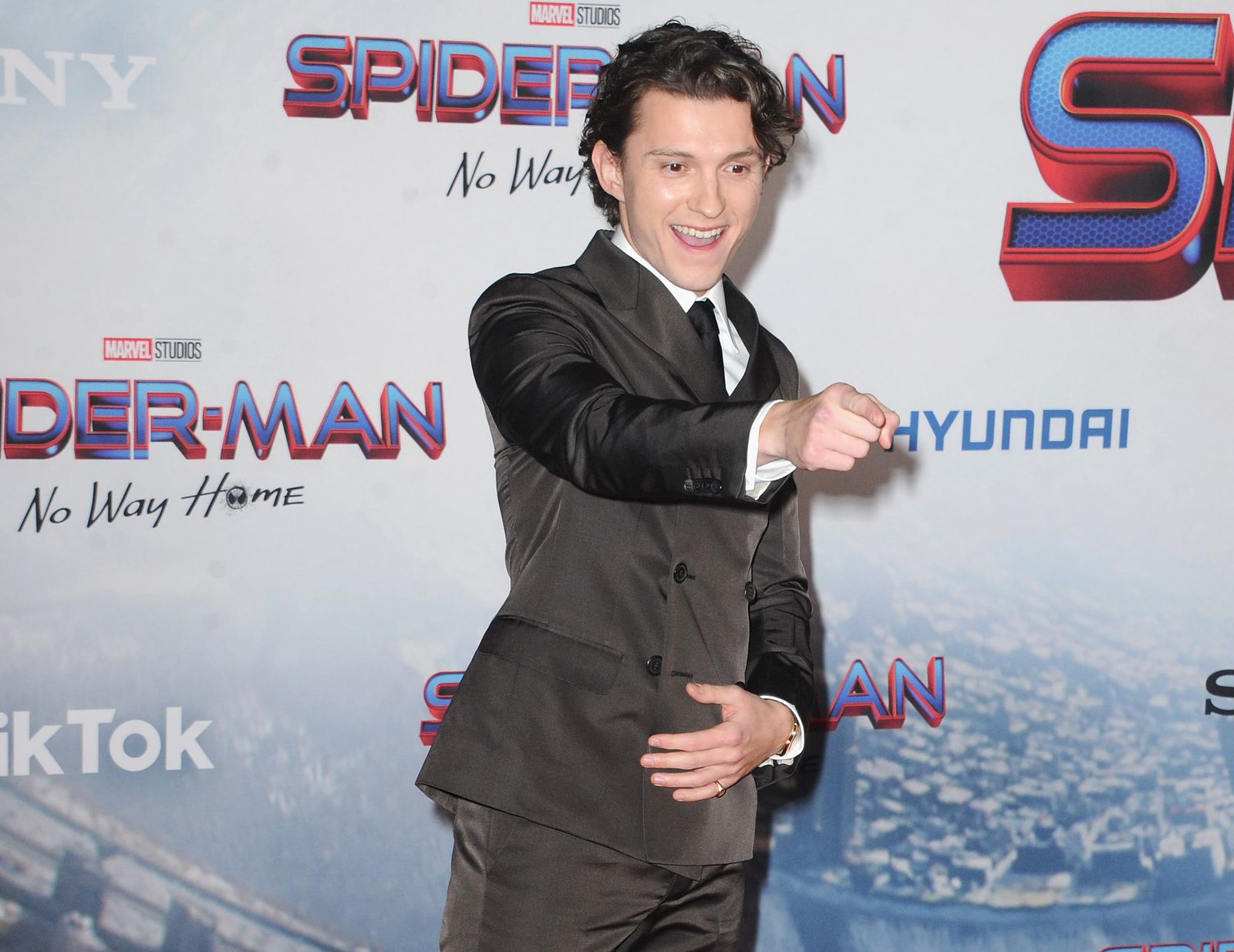 S10 Ep93: 01/12/22 - Tom Holland Is In The Running to Bring His Spidey Senses as 2022 Oscars' Host